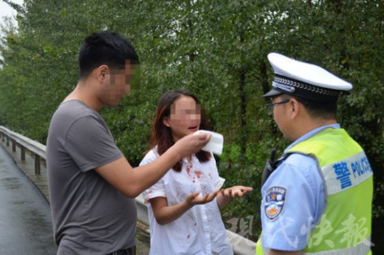 连云港一对夫妻俩高速上大打出手 妻子打电话