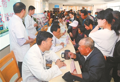 淮安市一院组织医疗专家到淮阴区赵集镇卫生院进行健康义诊。 省卫计委供图
