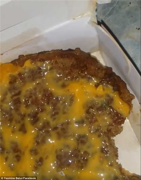 女子吃汉堡吃出蠕动的蛆