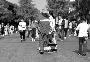 国庆长假,夫子庙景区保洁人员在打扫卫生