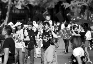 10月7日,不少人带着家人朋友来到夫子庙景区游玩