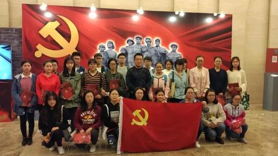 庆祝十九大召开!《雨花台》走进南通高校