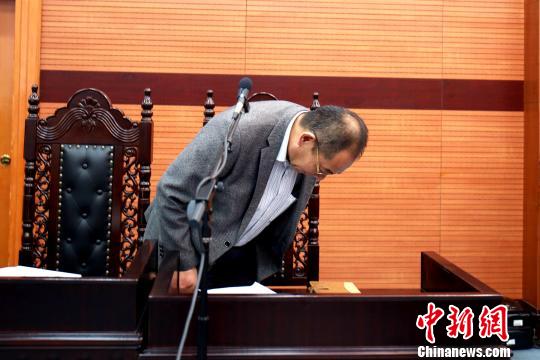 图为被告企业代表当庭鞠躬致歉。 潘玉明 摄