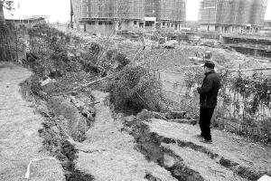 常州一在建工地基坑发生坍塌 距离居民楼仅6米