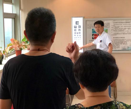7月10日下午,文中那位49岁、做了多焦点人工晶状体植入手术的黄先生(左),又带着母亲到激光医院看眼病,并再次检测视力,翘起大拇指表示满意。