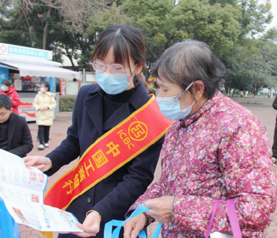工行志愿者在宜兴文化广场开展金融知识宣教活动