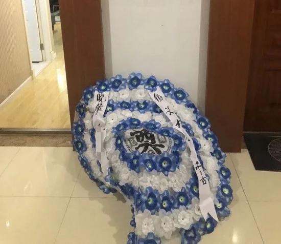 租房|女孩租房给中介员工送花圈 因未满18周岁被从轻处罚