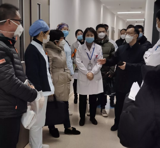 徐辉陪同秦淮区卫健委督导组督导市中医院防控工作。市中医院 供图