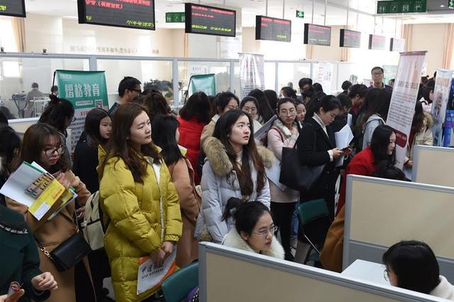 岗位供求2：1为何仍喊就业难 专家：先就业再择业