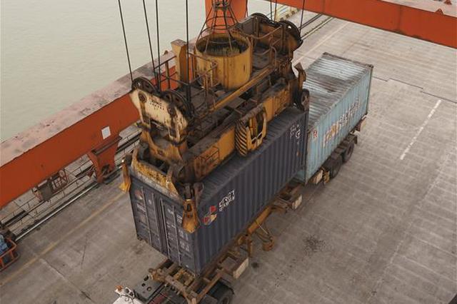 首块索塔钢壳昨天吊装完成 长江五桥进入水上施工阶段