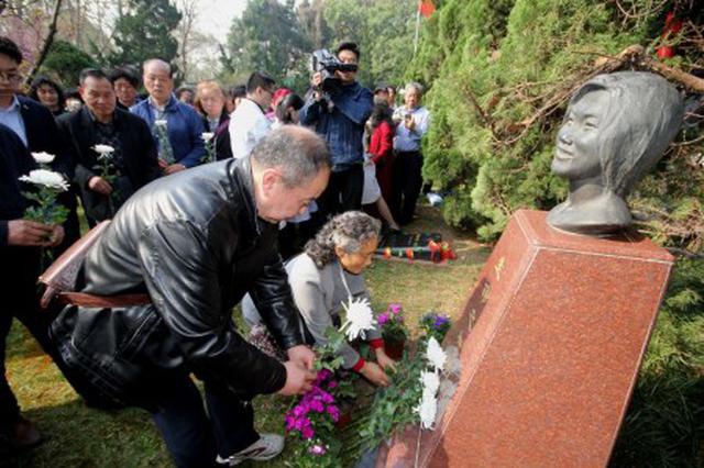 市民代表今早前往祭奠南京器官捐献第一人于璐