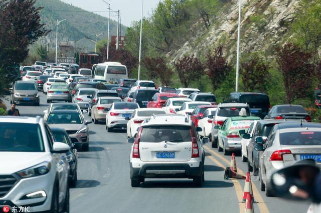 南京一孕妇羊水破遇堵车 警车忙开道急送医院