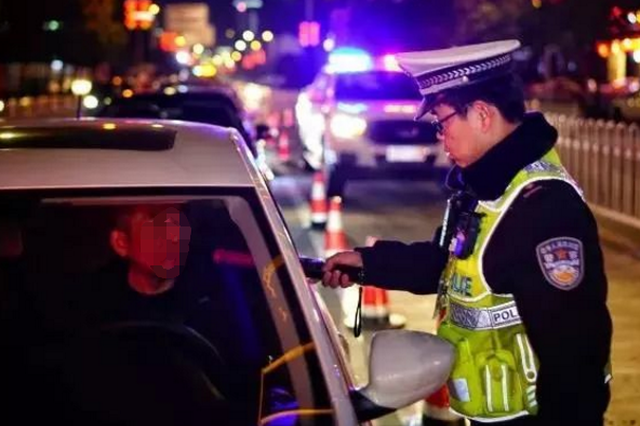 男子拿段子当绝招 酒驾被查当交警面喝半瓶白酒