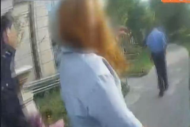 女子想看男友手机被拒绝 爬出阳台欲轻生