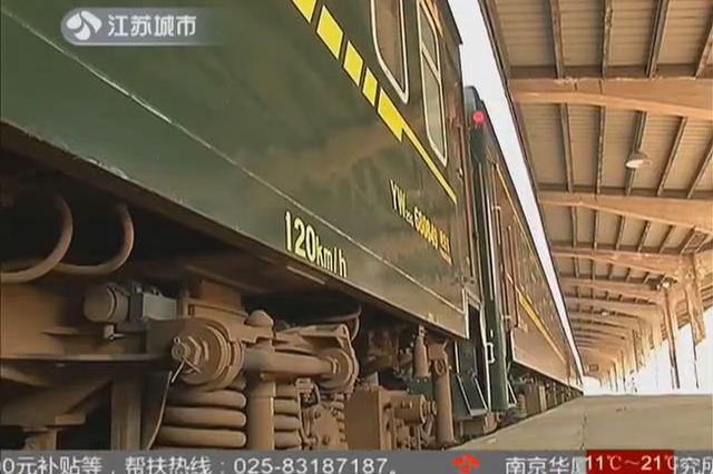 男子无票强行上火车 砸破车门被拘