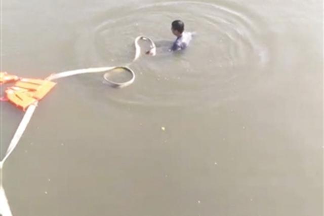 女司机驾车冲进5米深河 派出所所长潜水施救