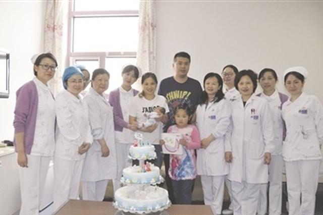 提前四个多月出生 "巴掌宝宝"体重仅1.1斤