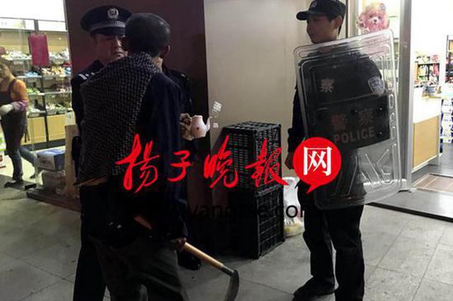 男子酒后拿镰刀进超市发飙 民警使妙计缴获