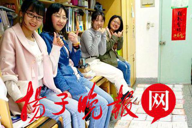 扬大"考研学霸宿舍"一年奖状铺满地面