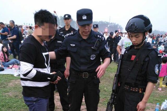 多架无人机“黑飞”音乐节上空 警方无人机依法拦截