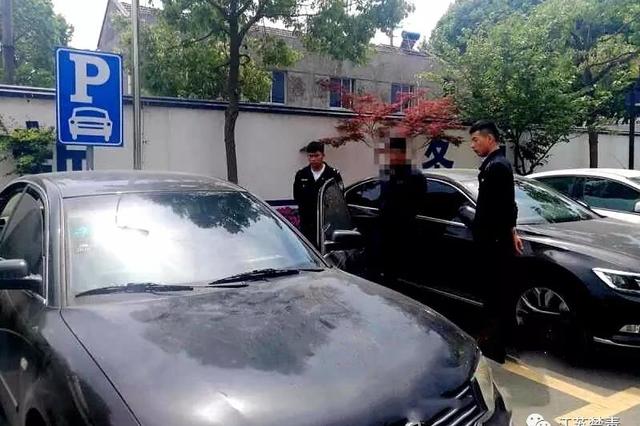 “有人追杀我！”男子吸毒后产生幻觉车开进派出所