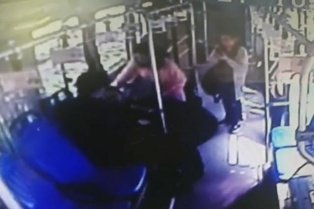 为了生命逆向闯红灯的公交 让病人转危为安