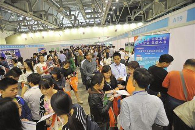 南京中招咨询会：一家长带10斤重材料 给孩子报名