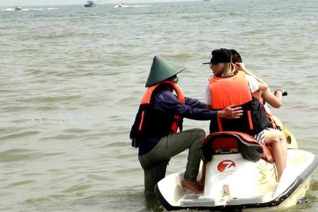 车陷沙滩又碰上涨潮 情侣自驾游海边观光遇险