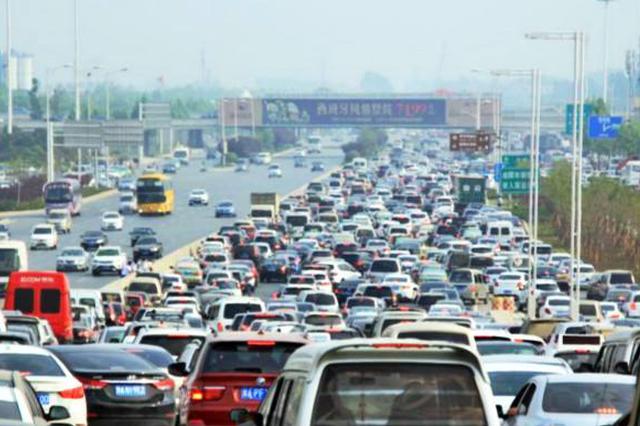 下车解内急回来车没了 男子高速上狂奔14公里