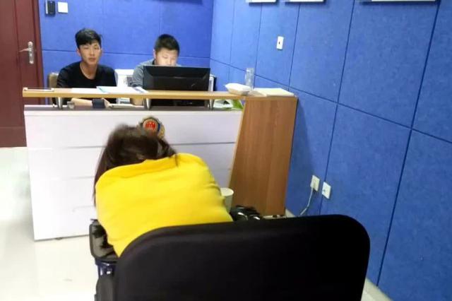 泰州一民警随便闻了闻 竟闻出一瘾君子