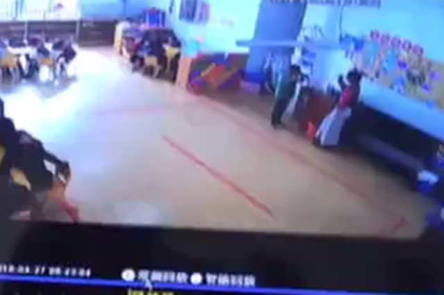 小孩上课调皮 幼儿园老师竟罚孩子喝烫水