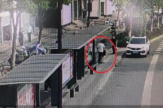 突然遭"袭胸" 姑娘拿起雨伞使出一招