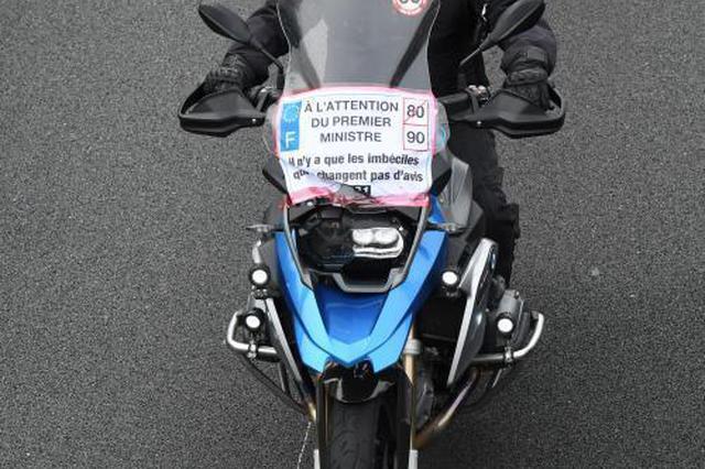 17岁少年骑摩托撞伤7岁男童 交800元住院费后跳楼