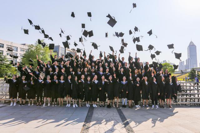 旅游写真散伙饭毕业生消费大增 毕业季成了"烧钱季"