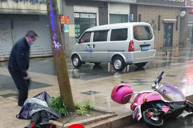 26岁男子酒后抱树暴雨中睡了4小时 险些丧命