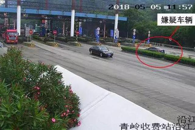 豪宅惊魂！奶奶开保时捷接孙子 连人带车被抢劫