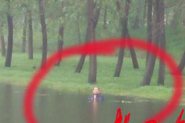 男子暴雨中被困深河一个多小时 脚被逮鱼地笼缠住