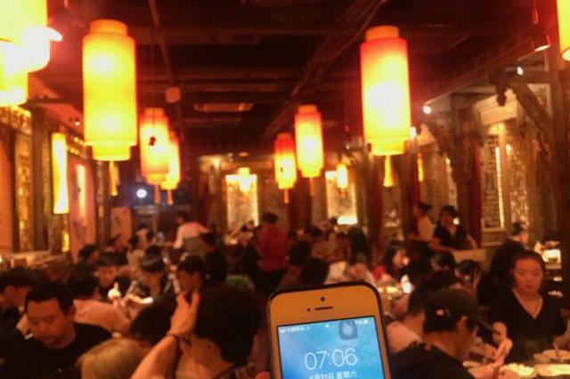 服务员加酒精致女顾客被烧伤 火锅店:顾客也应担责