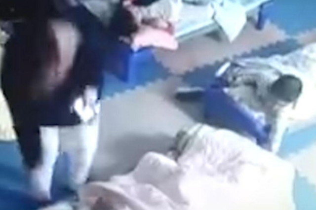 南京一托班疑掌掴拖拽幼童 警方立案涉事教师停职