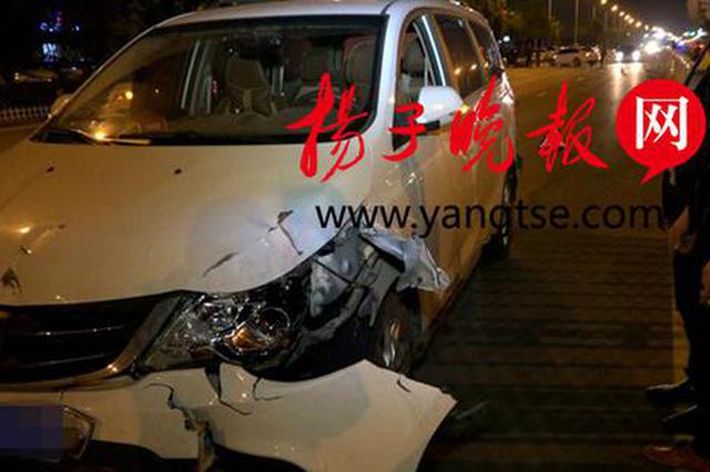 撞毁护栏致连环车祸 肇事司机却不见踪影