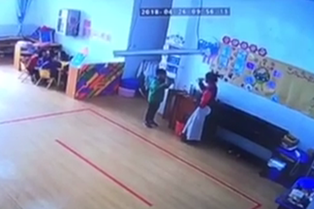 老师“逼孩子喝烫水” 托儿所里摔打幼童 让人揪心