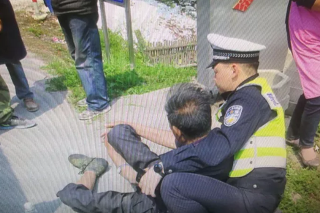 90后交警跪下为倒地老人“垫背”：就是想他舒服点