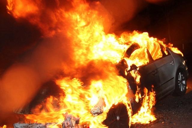 扬州一轿车自燃被大火吞噬 司机涉嫌醉驾