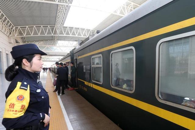 女乘客如厕掉落手机 多名铁警连夜沿铁轨寻找完璧归赵