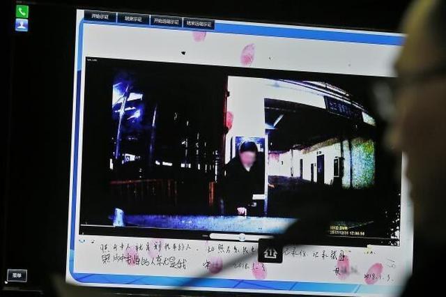 男子被奔驰别车后一怒尾随对方 把关东煮泼其车上