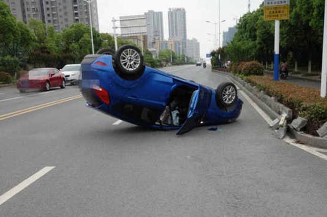 女司机驾车转弯蹭上路牙致侧翻 过路群众紧急施救