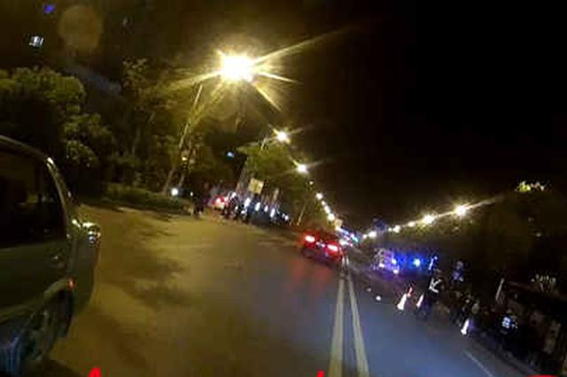 推车过斑马线被撞火星四溅 女子与死神擦肩而过