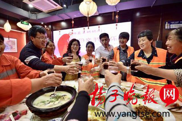 镇江爱心女老板连续四年邀请环卫女工聚餐
