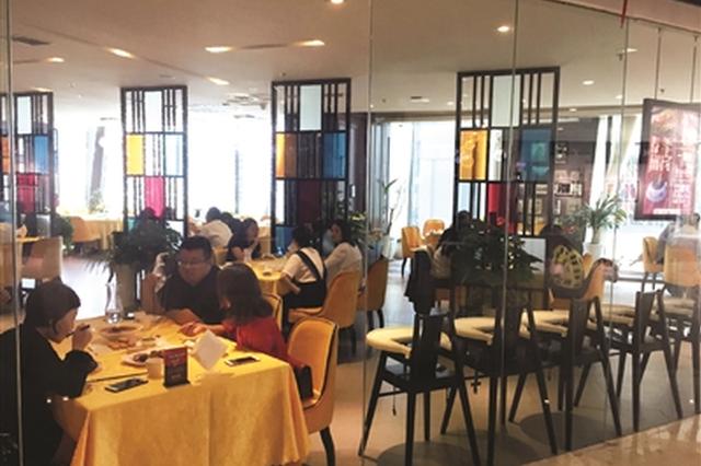 餐厅玻璃墙无标识致8岁孩子撞破头缝10针 餐厅：不关我们事