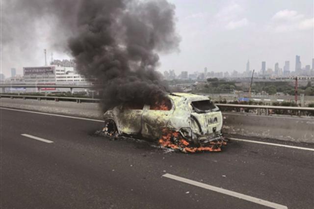 南京半小时内两辆轿车自燃 浓烟冲到一公里外